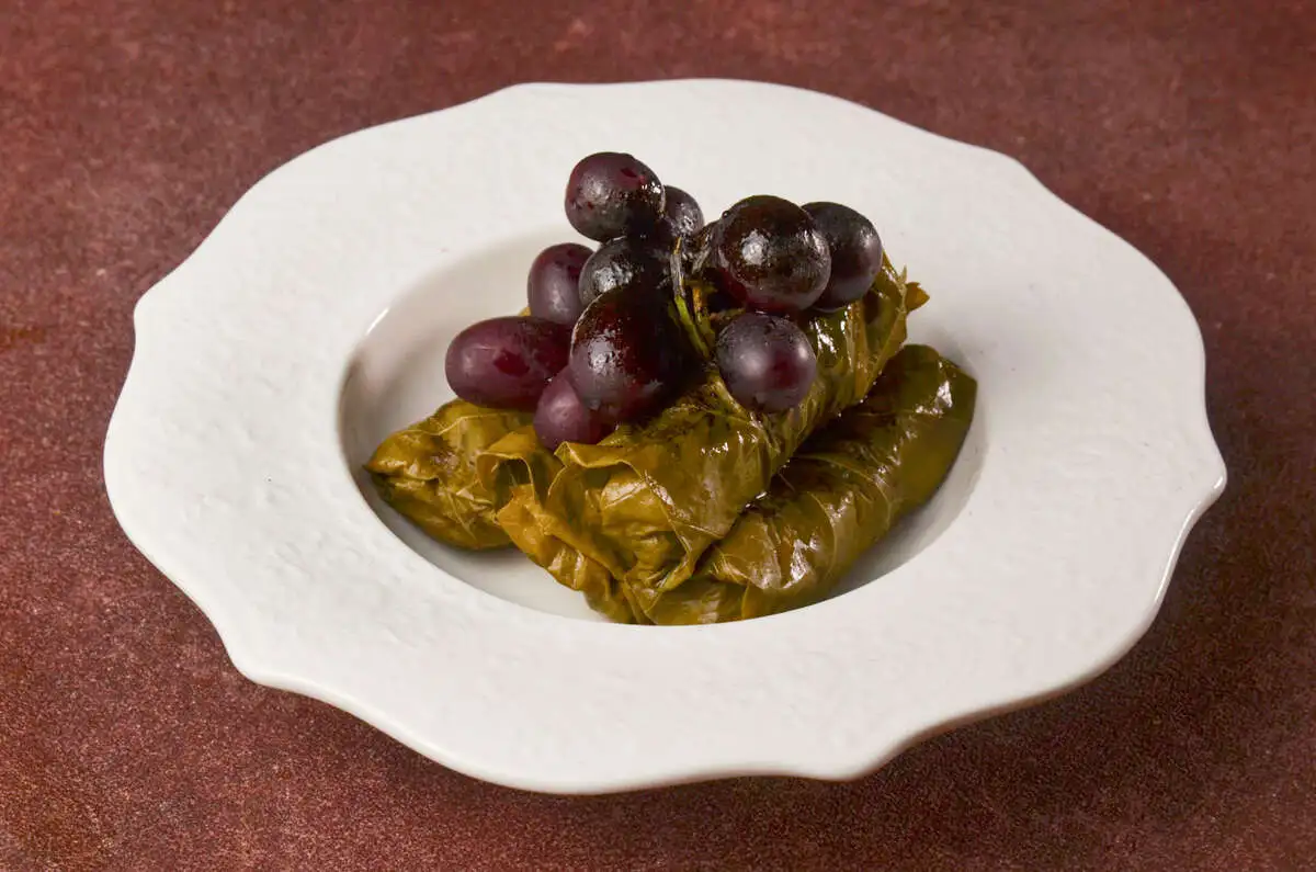 Голубцы с треской и орехово-манговым соусом