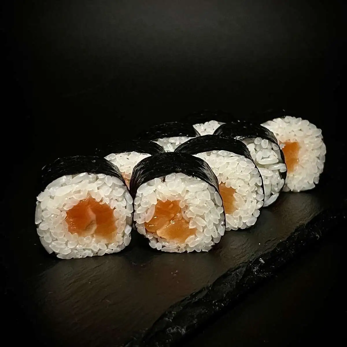 Маки ролл с лососем