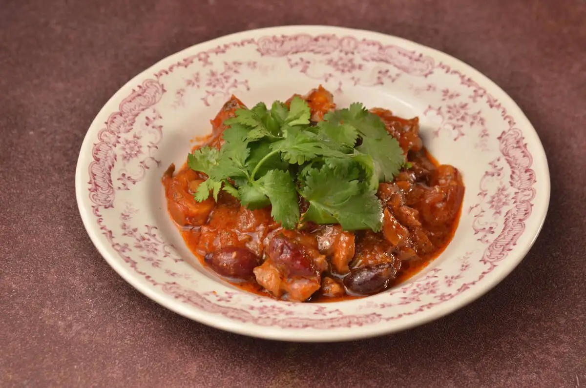 Чахохбили из курицы с кизилом, спелыми томатами и зеленью