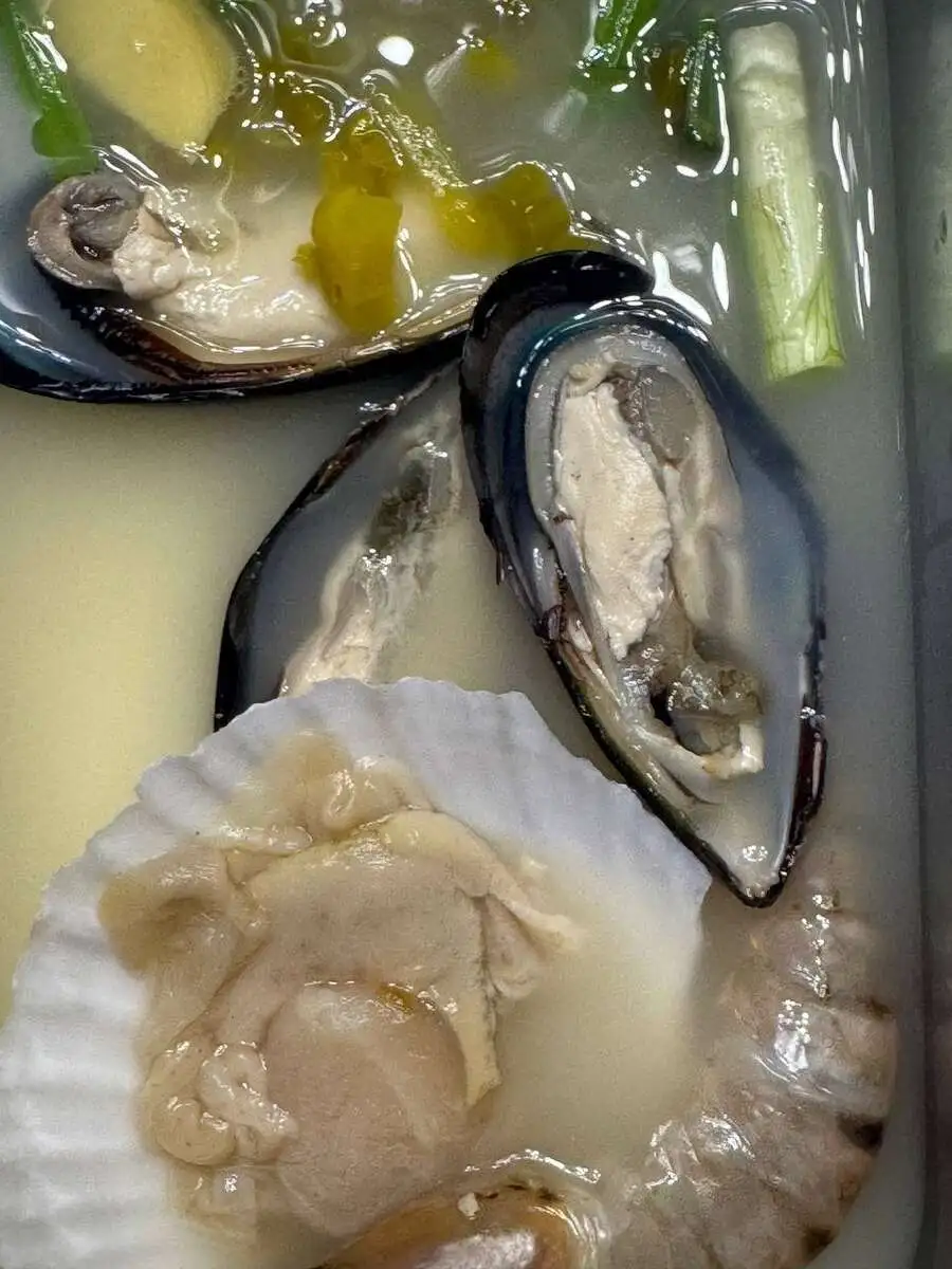 Бульон с морепродуктами  海鲜酸菜锅