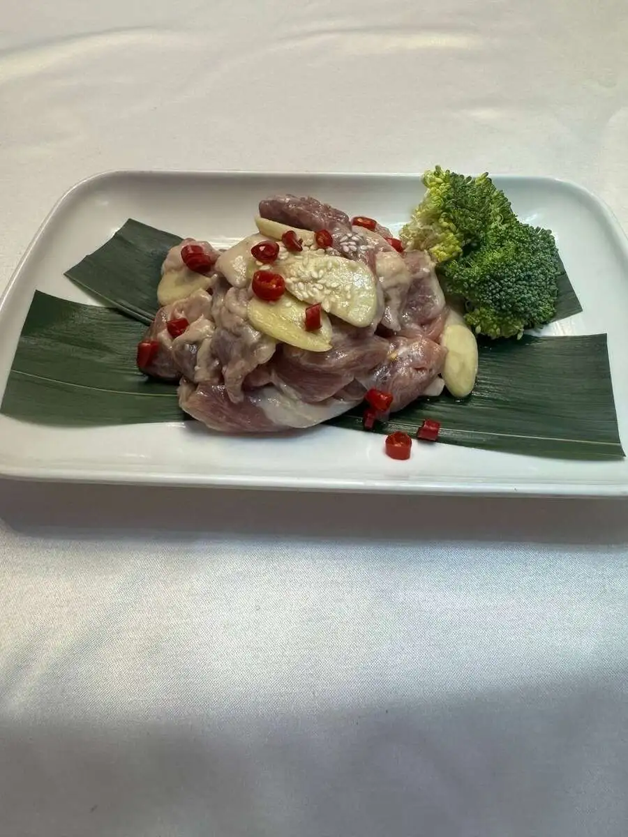 Корейка ягненка со вкусом чеснока  烤蒜香特味小羊排