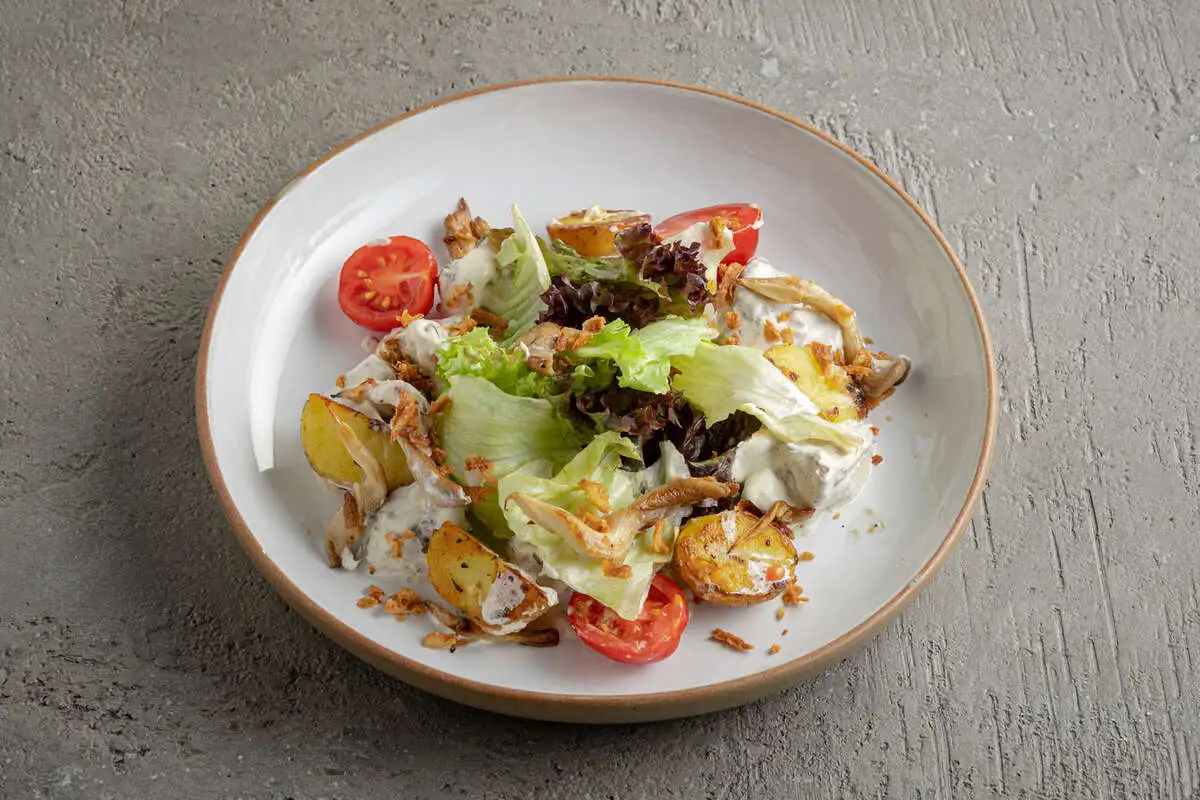 Теплый салат с куриной печенью и вешенками