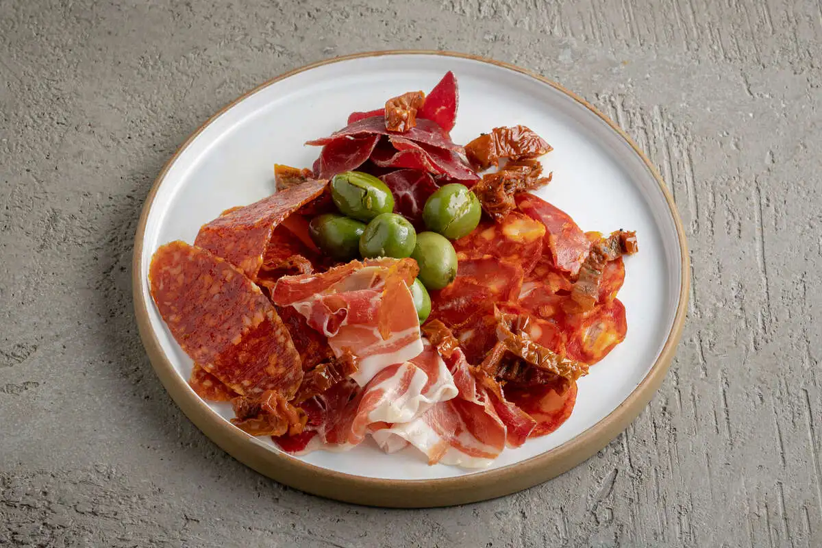 Ассорти мясных деликатесов