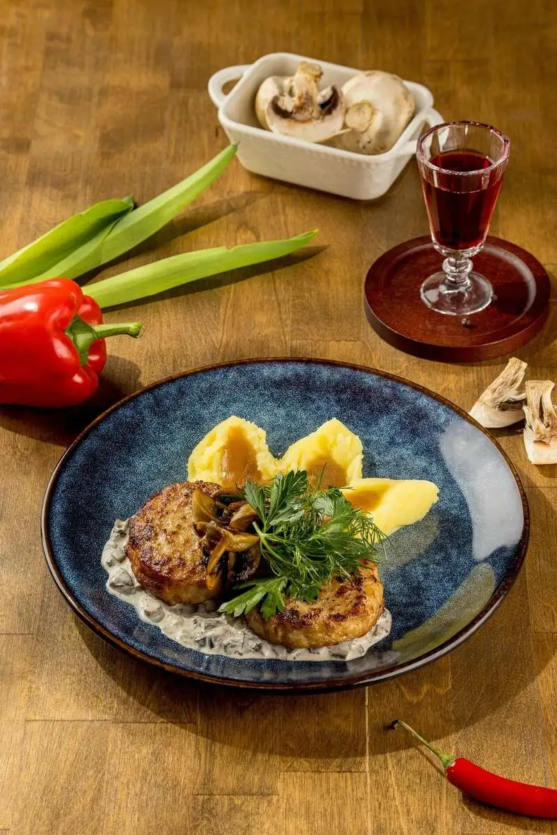 Куриные котлеты с беконом и картофельным пюре