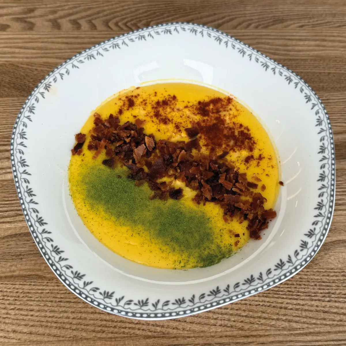 Кукурузный крем-суп с крамблом из бекона