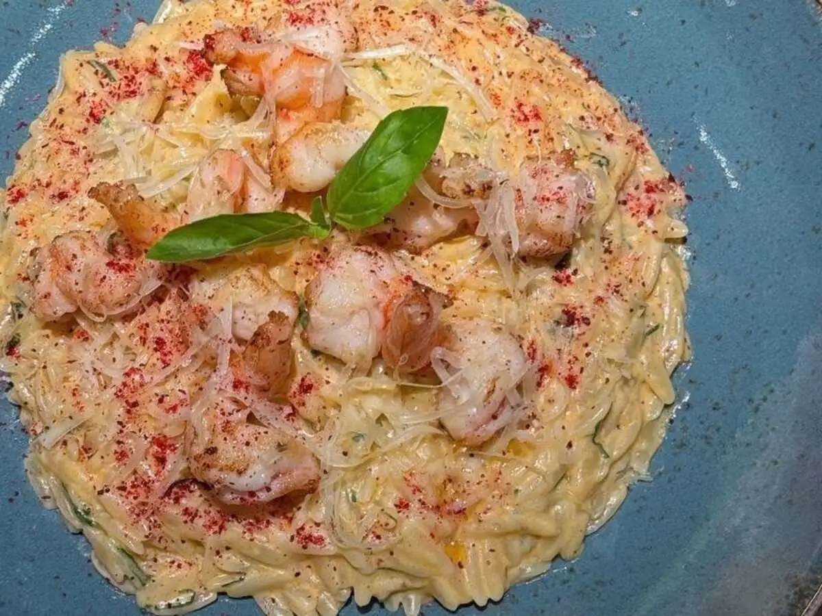Орзо с креветками и пряным соусом