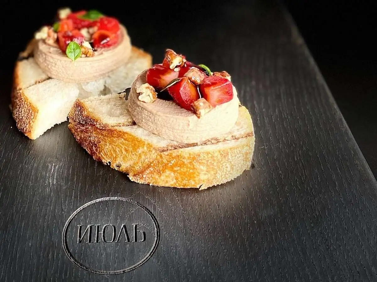 Брускетта с куриным паштетом и клубникой
