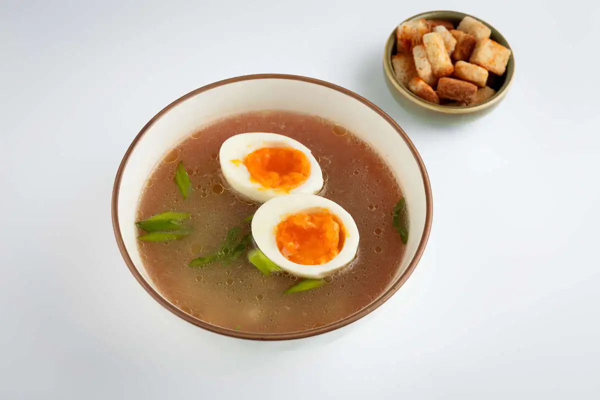 Куриный бульон с яйцом и гренками
