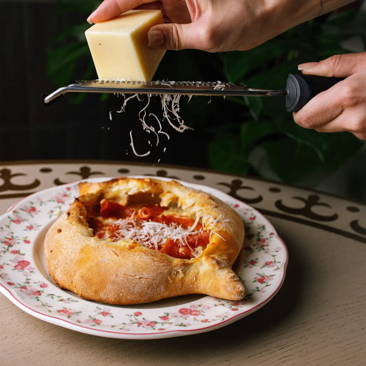 Хачапури с пепперони и печеным томатом