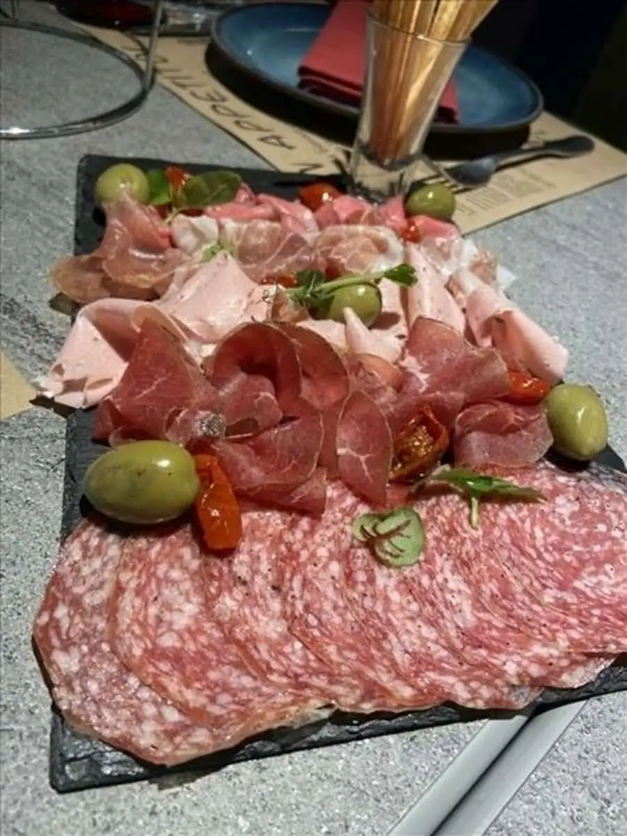 Мясные деликатесы