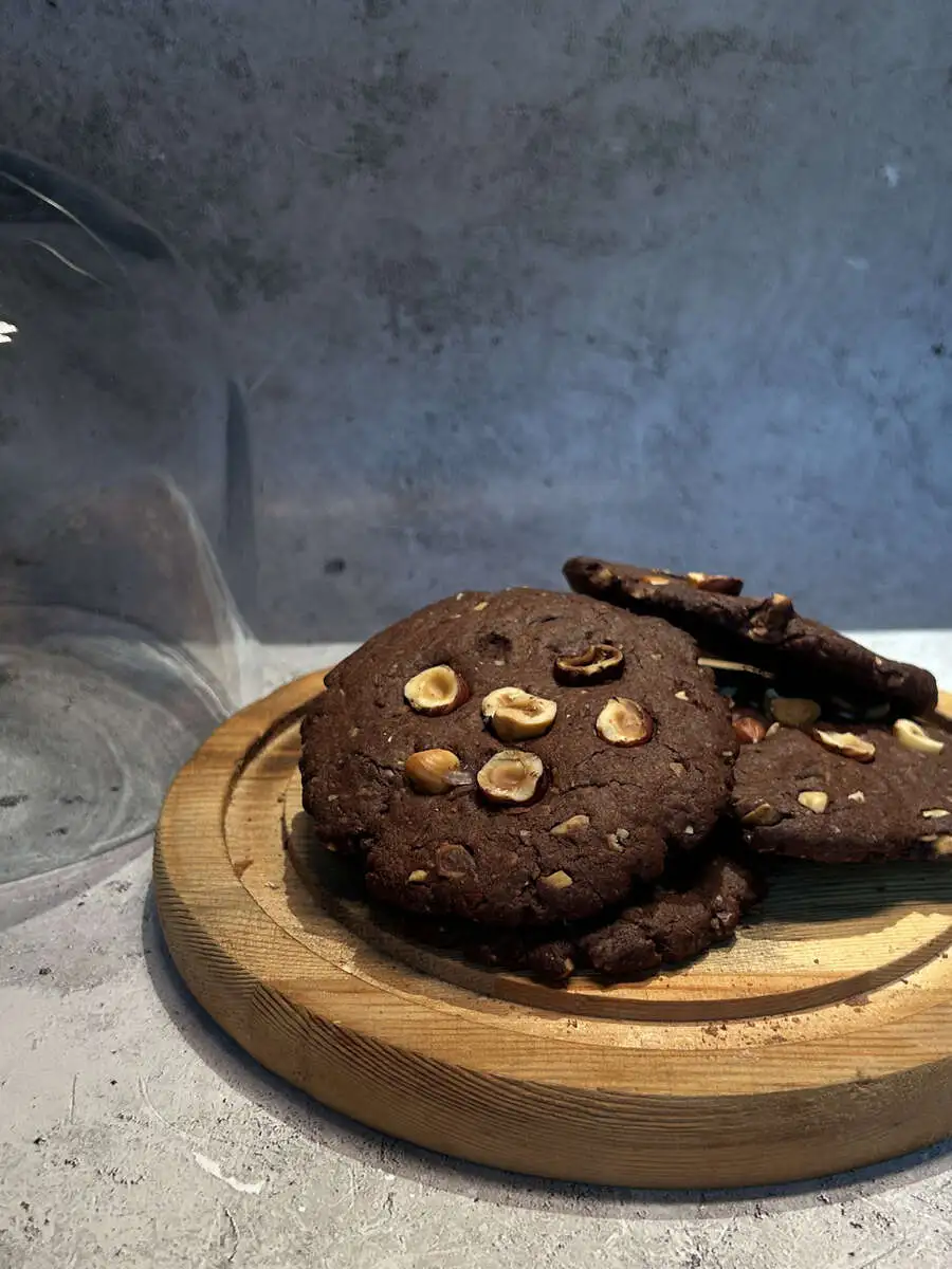Печенье шоколадное с фундуком