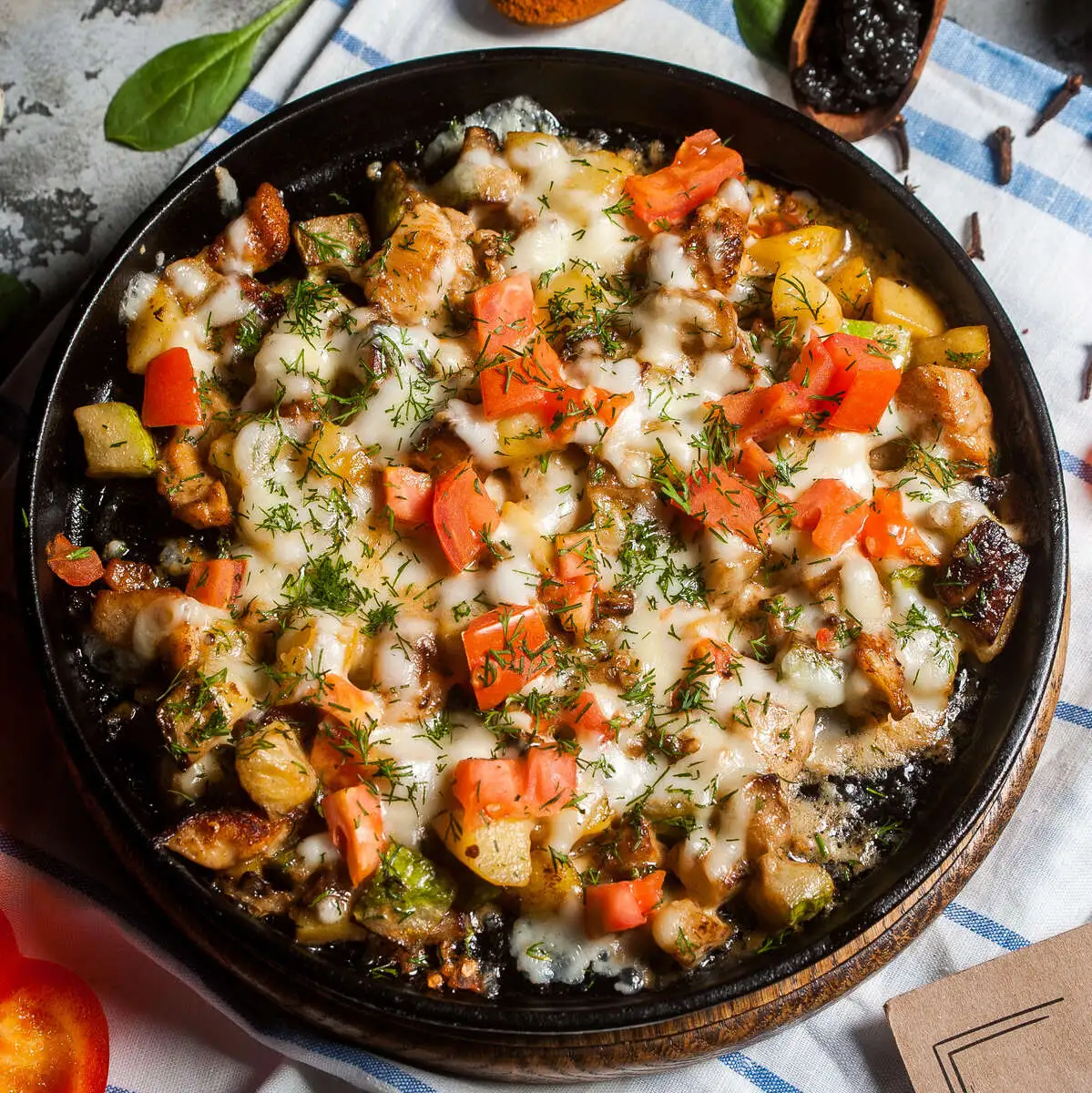Сковородка с курицей