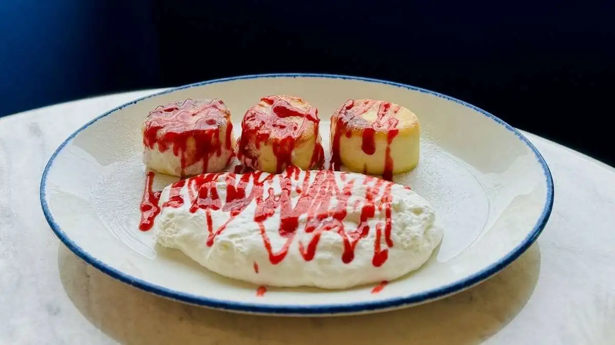 Сырники с клубничным соусом и сливками