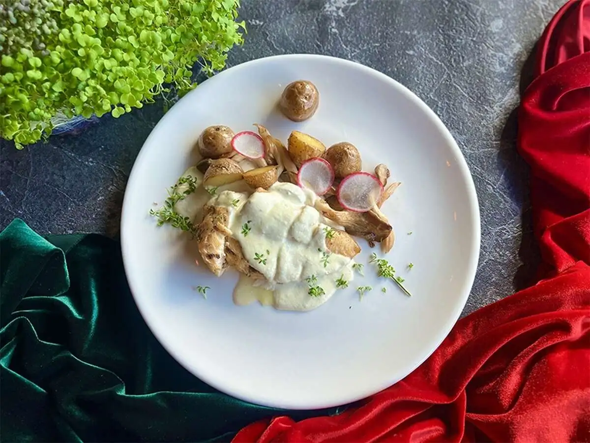 Курин грудка с соусом Дор Блю, картофелем и вешенками
