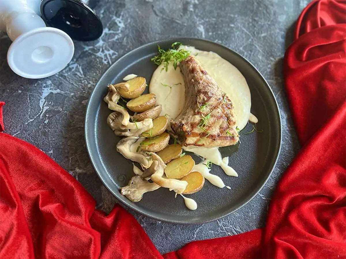 Свиная корейка с картофелем и вешенками