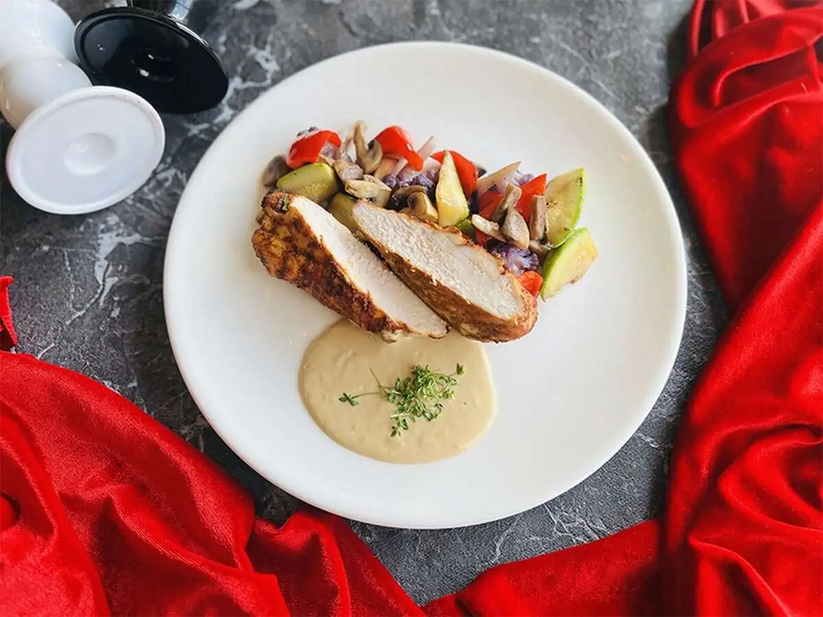 Стейк из куриной грудки с обжаренными овощами и сливочным соусом