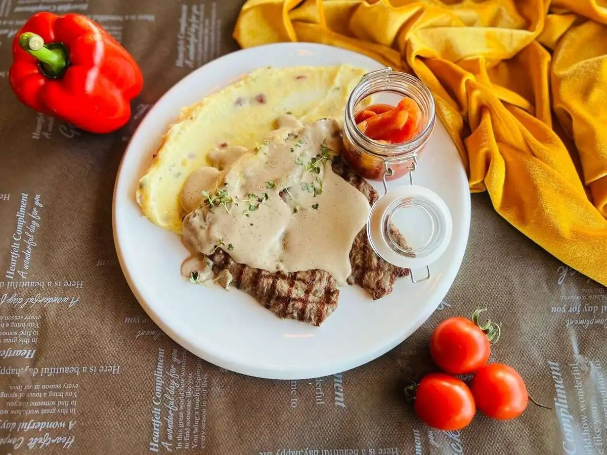 Эскалоп из говядины с пюре и соусом лечо