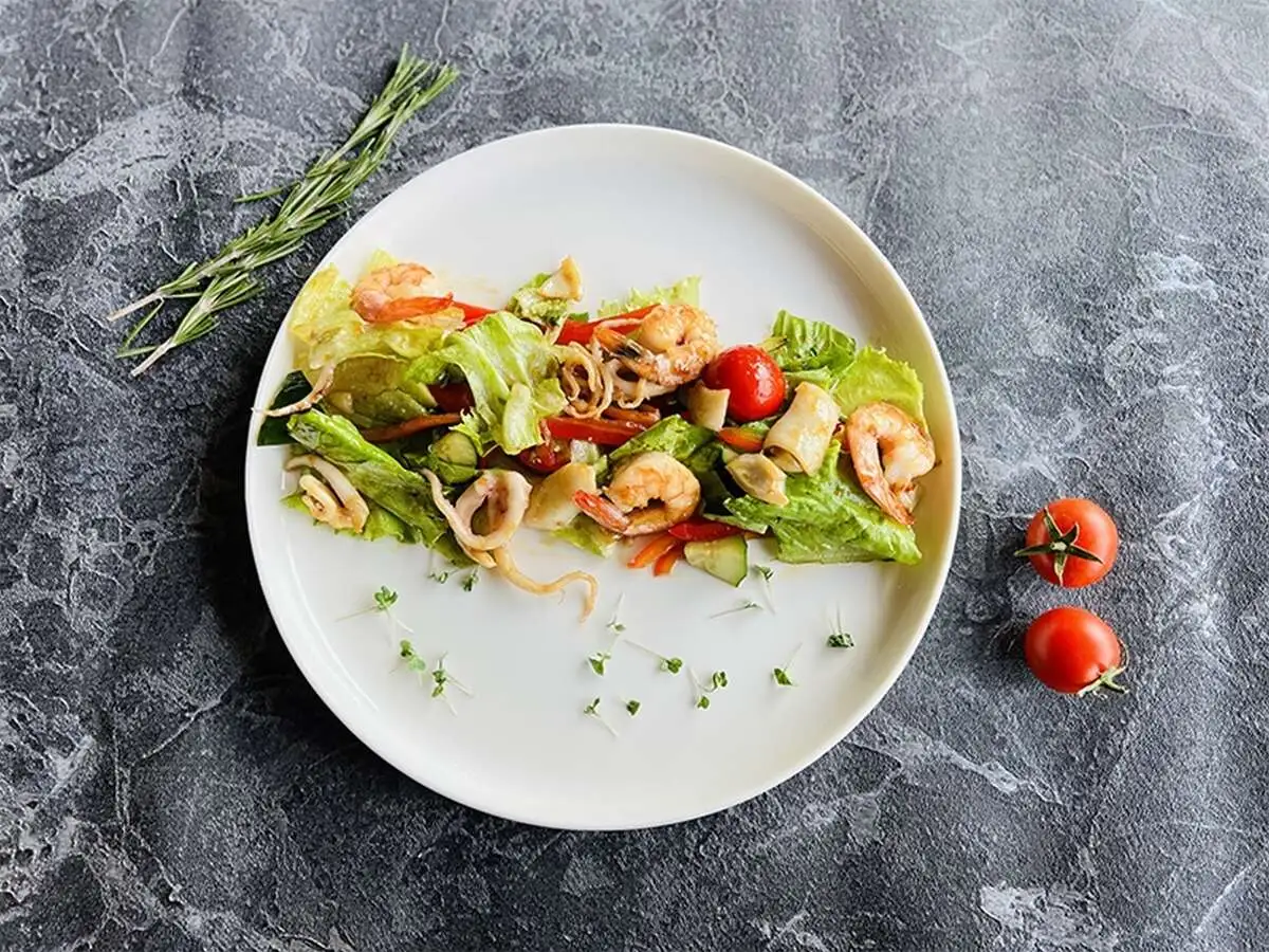 С морепродуктами миксом из овощей и оливковым маслом
