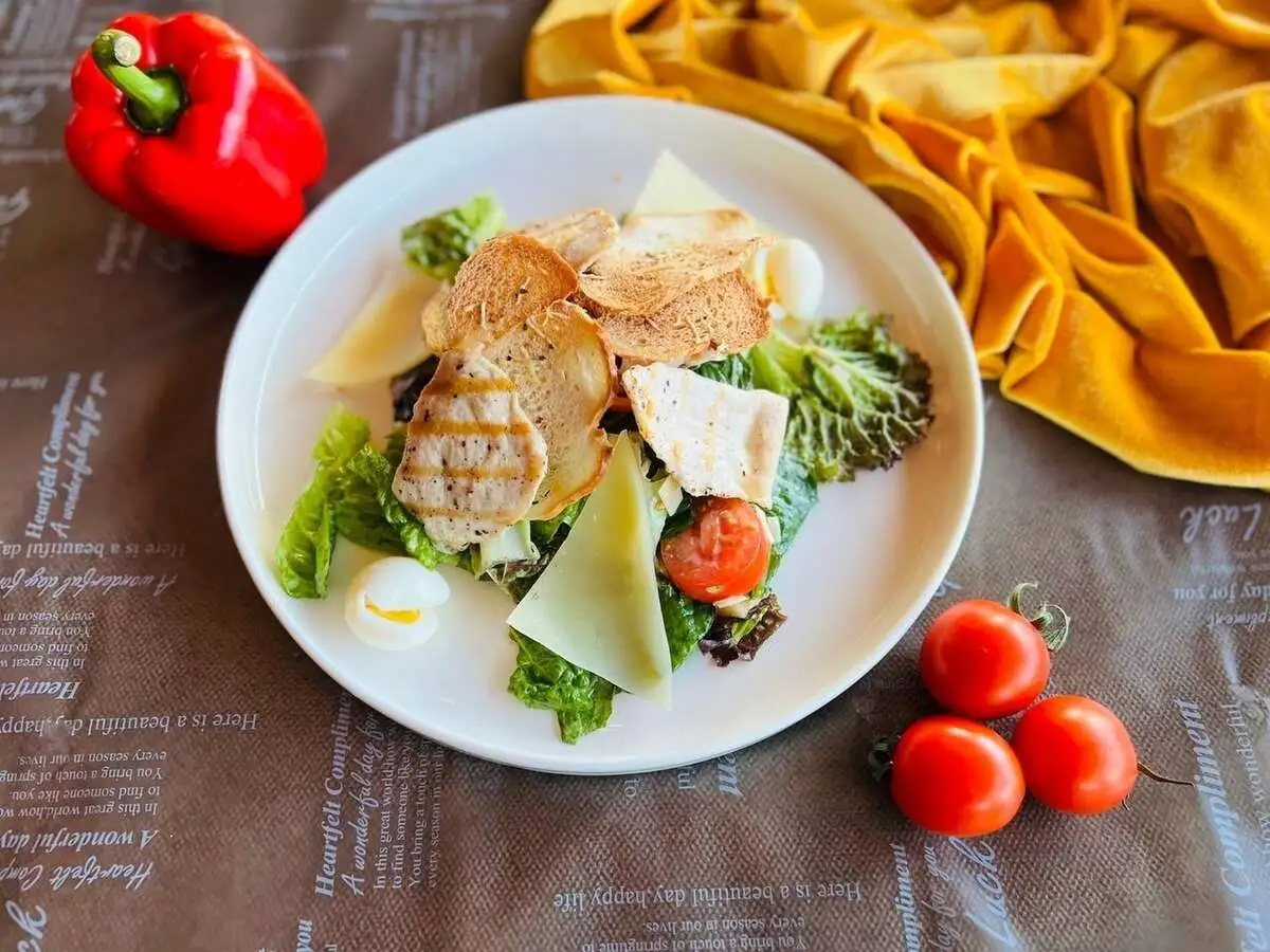 Салат Цезарь с курицей