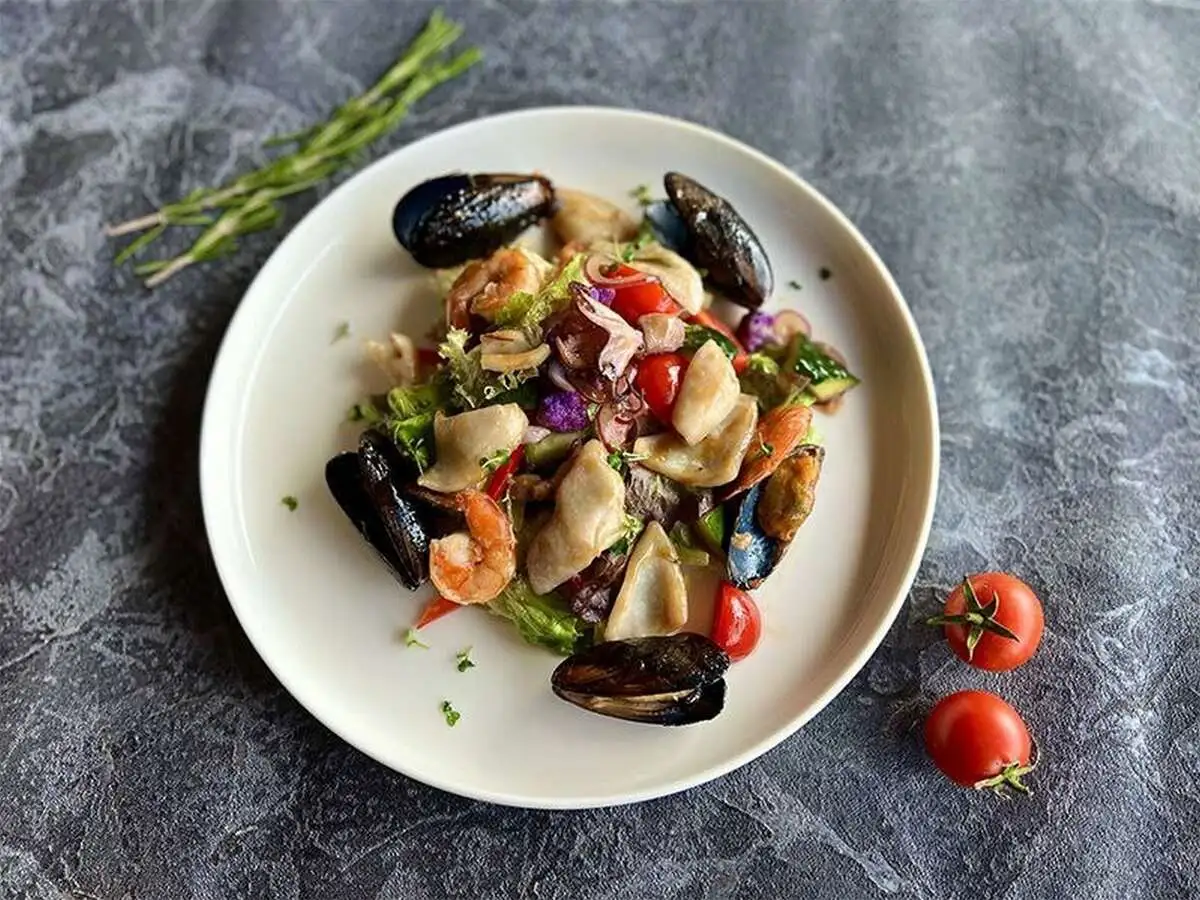 С Морепродуктами гриль и овощами