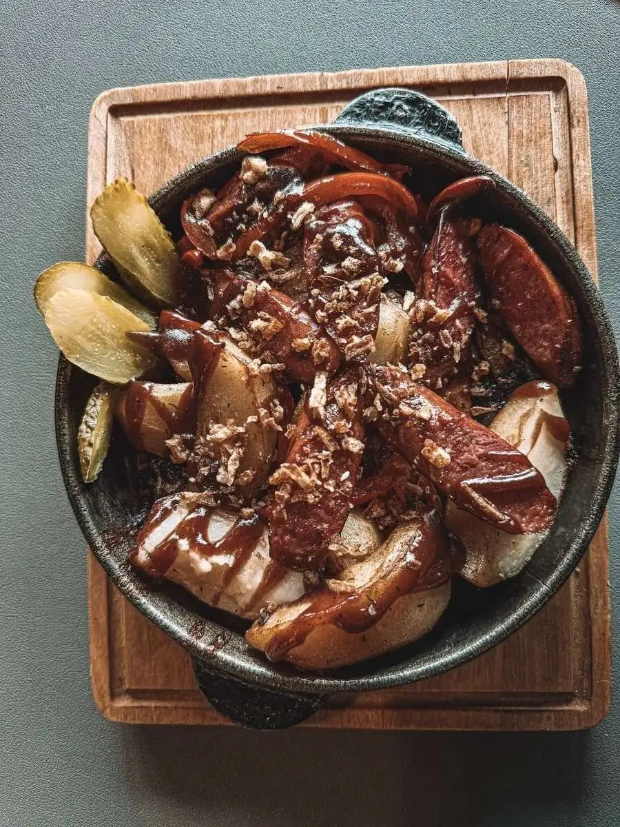 Сковородка с говяжьими колбасками
