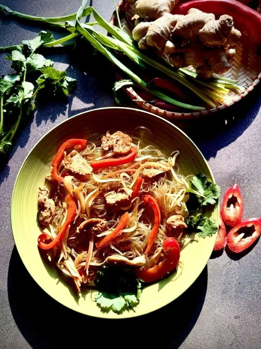 Стеклянная лапша с курицей