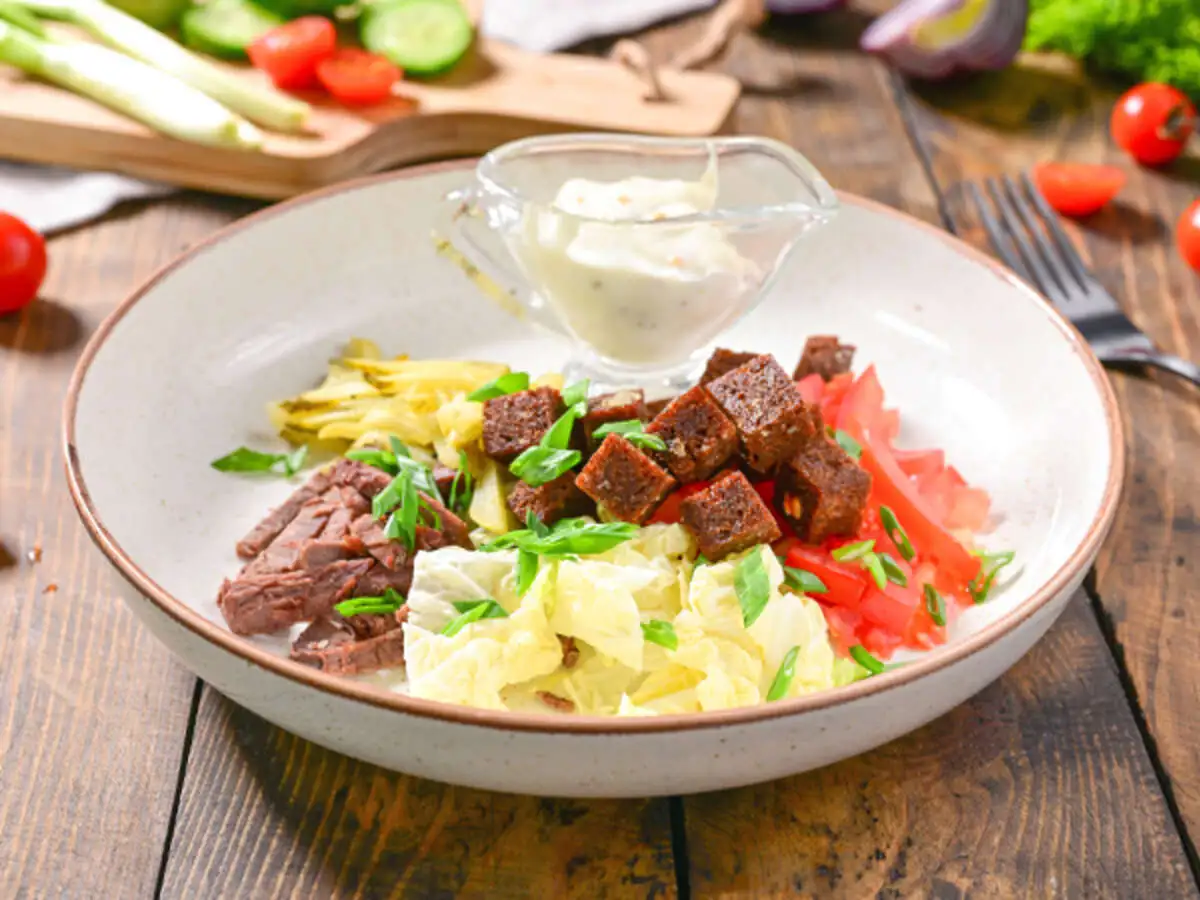 Салат с говядиной и бородинскими гренками