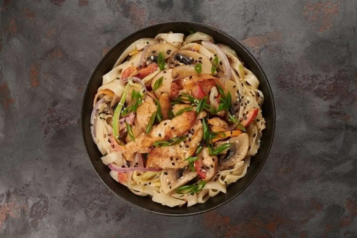 БЛ Wok удон с курицей в сливочном соусе