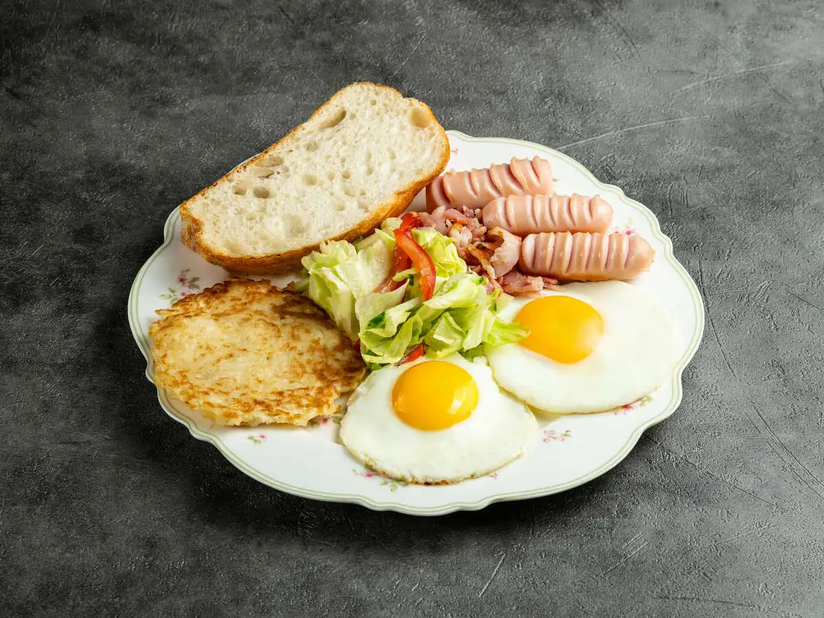 Большой завтрак (яичница с беконом, картофельным драником, сосисками и микс салатом)