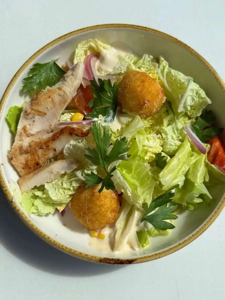 БО Сырные шарики и куриное филе с миксом салата 170 гр