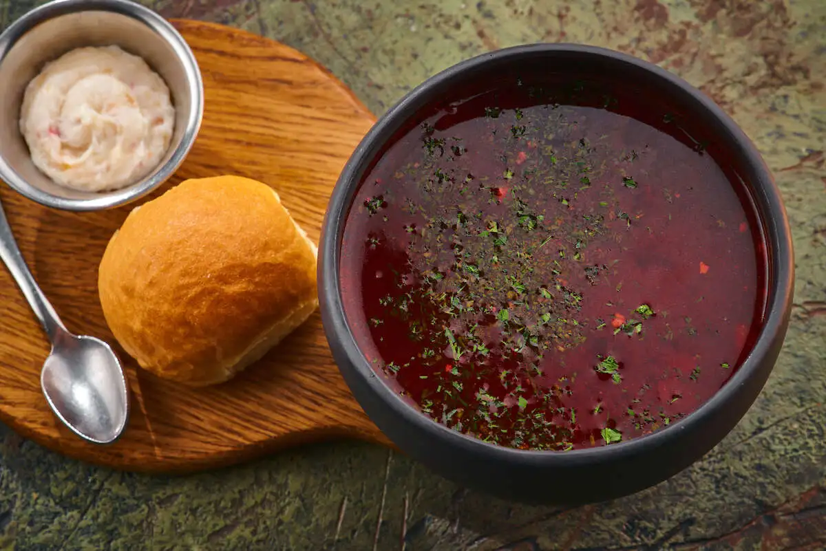 Борщ с пампушкой
