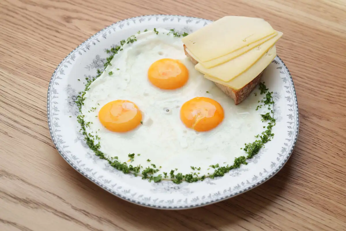 Большая яичница, бутер с маслом и сыром