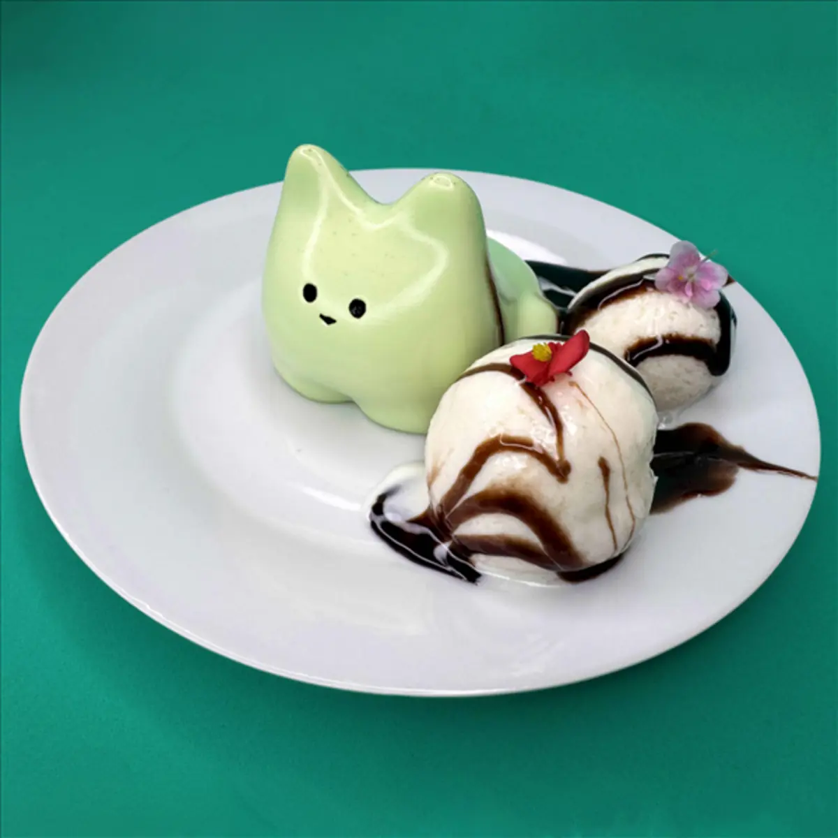Котик со снежками