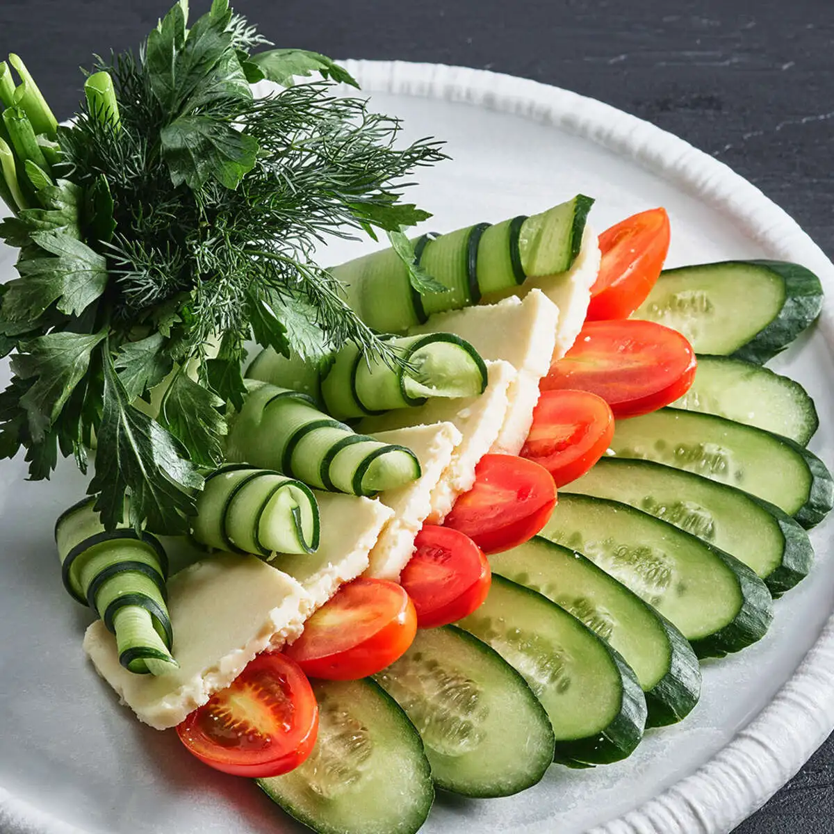Закуска к мясу из брынзы с зеленью и овощами