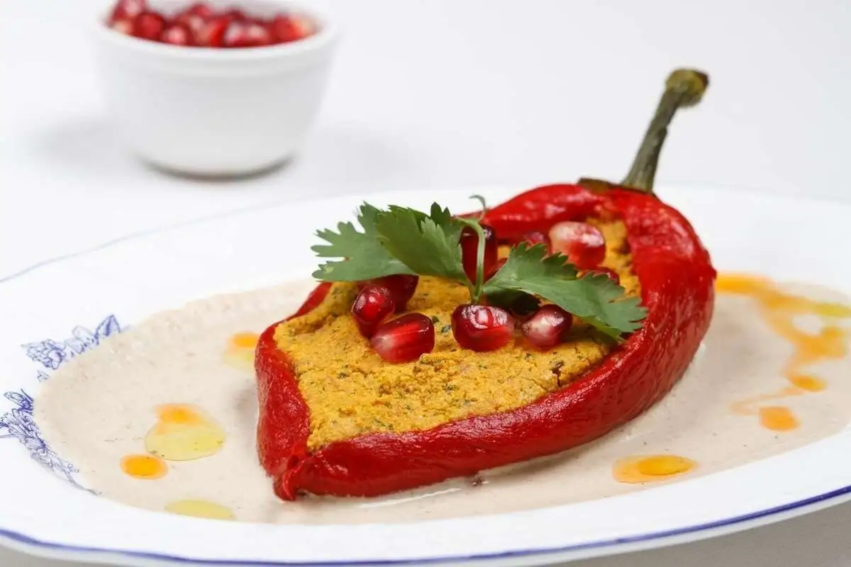 Перец фаршированный овощами с орехами