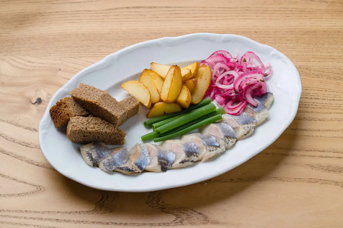 Селёдка с луком и молодым картофелем