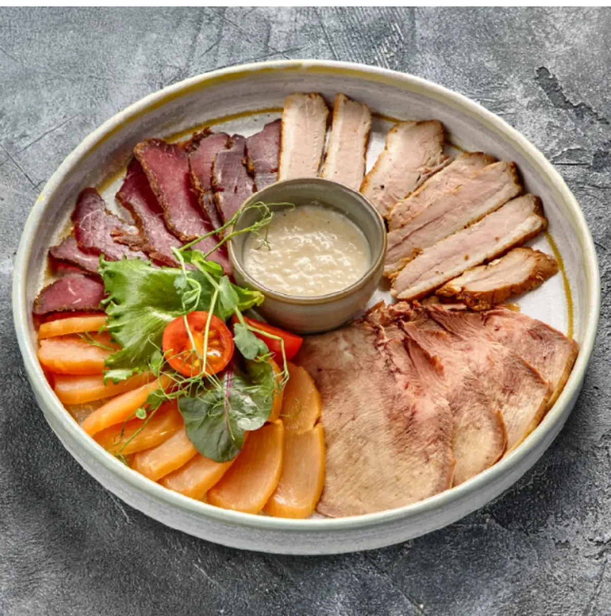 Ассорти мясных деликатесов 