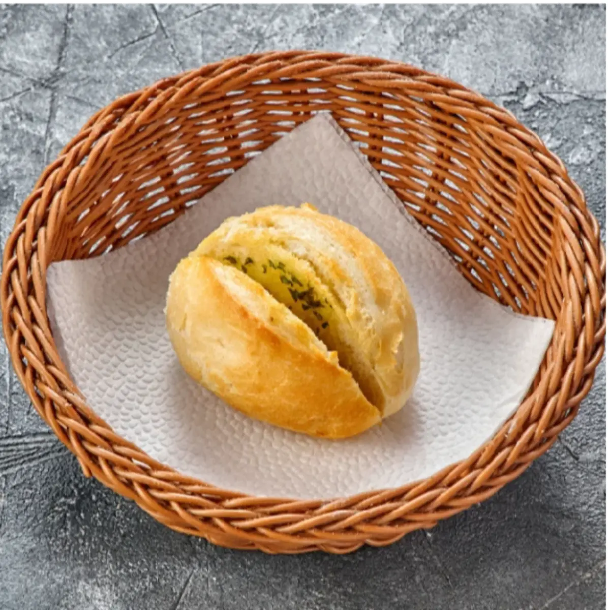 Белая булочка с маслом и чесноком