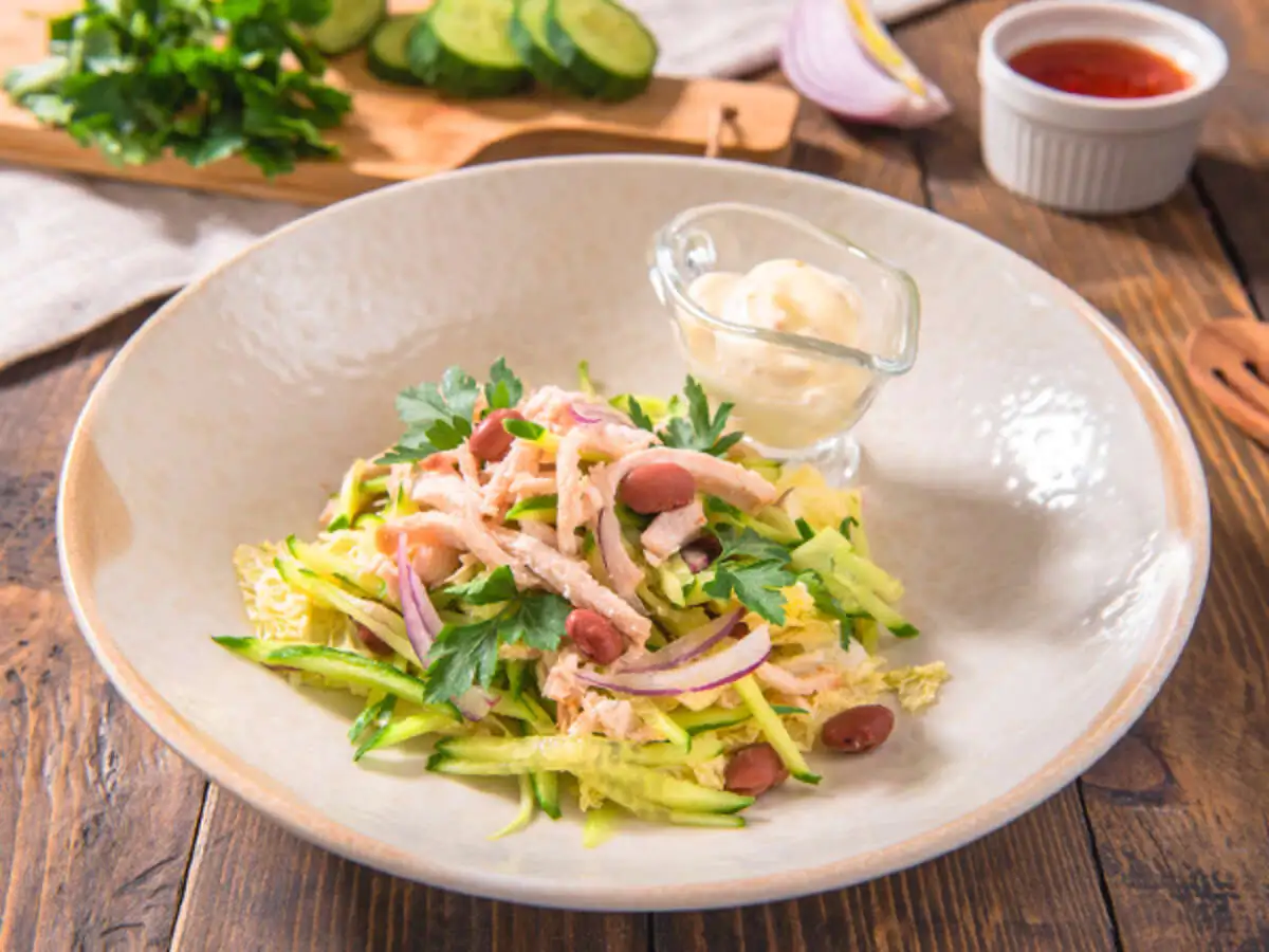 Салат с копчёной курицей и овощами