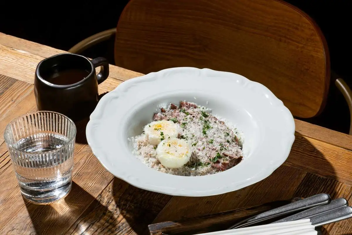 Зелёная гречка, пастрами, мусс пармезан