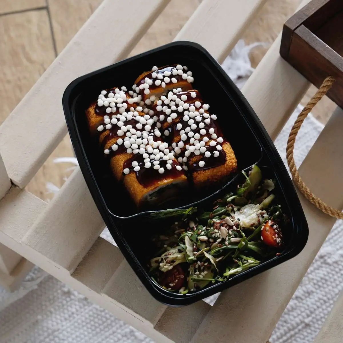 Жареный ролл с креветкой + салат фреш с руколой
