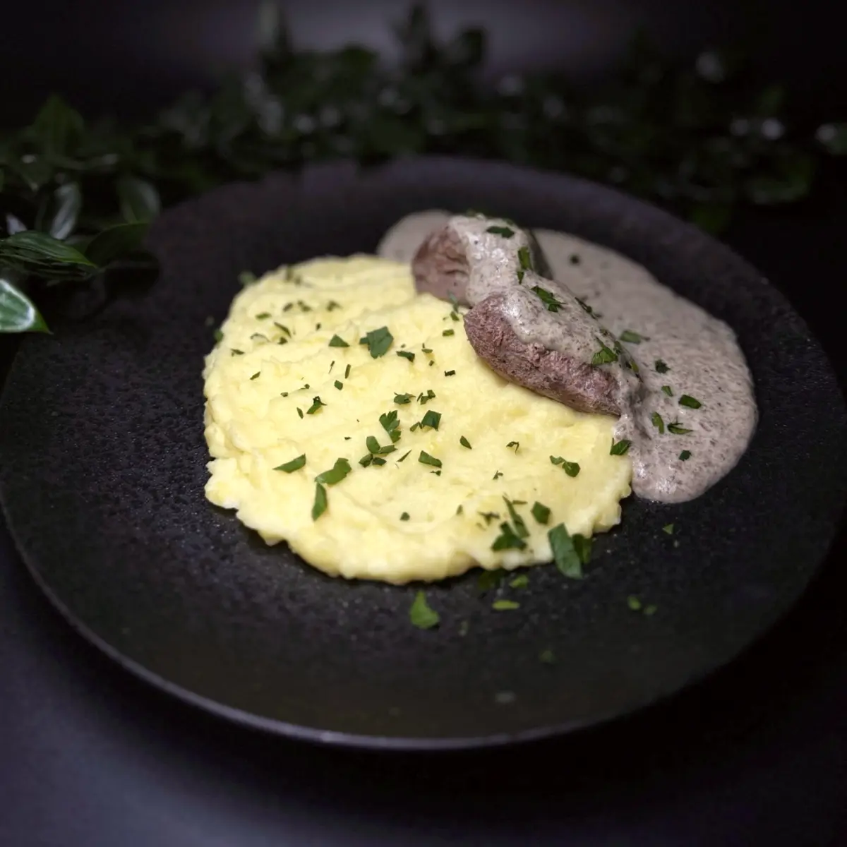 - Медово-горчичные свиные ребрышки с картофелем и соусом