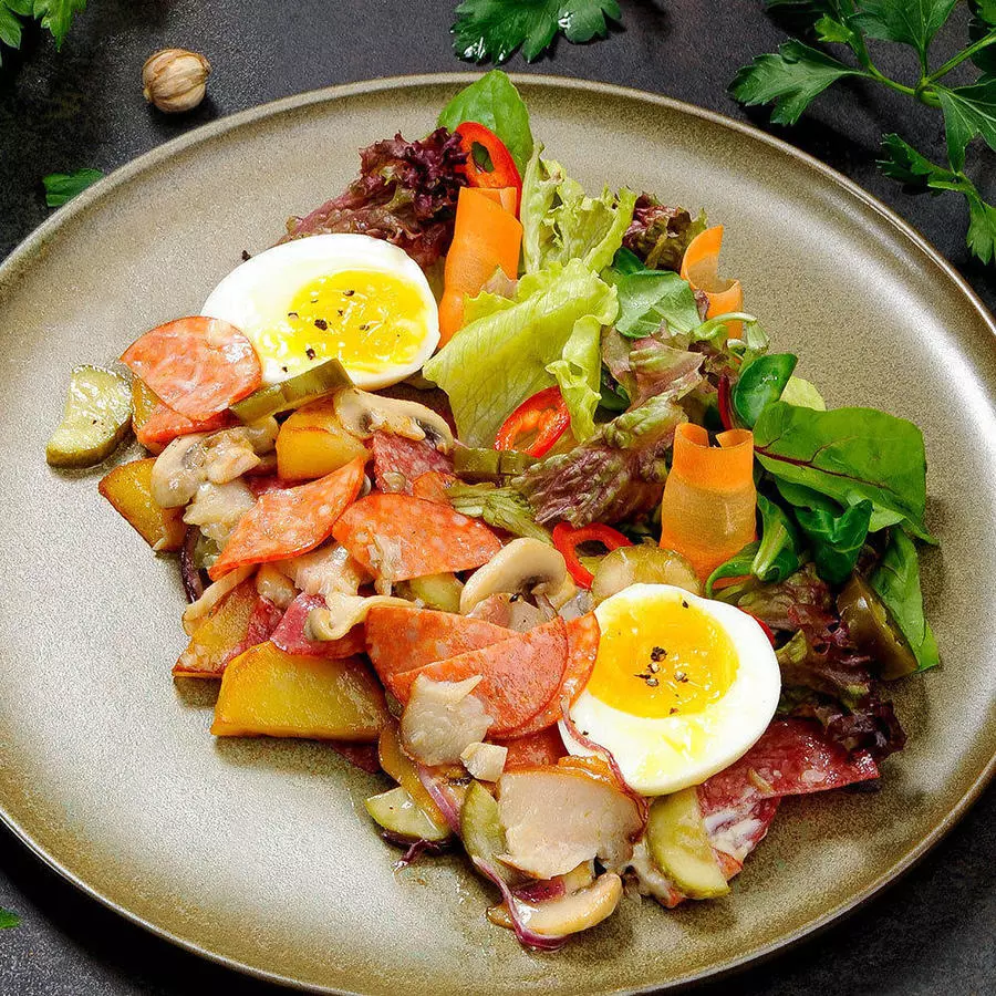 Салат Теплый с колбасками пепперони