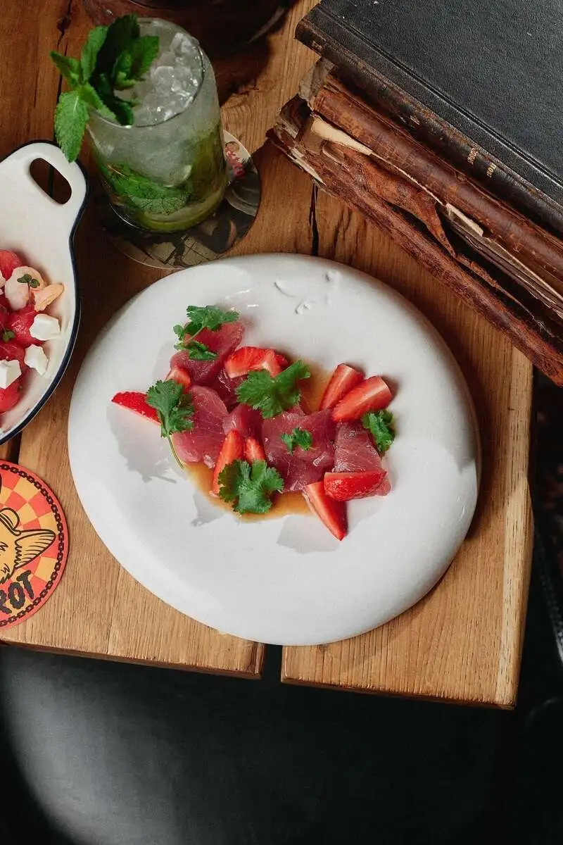 Севиче из тунца с клубникой