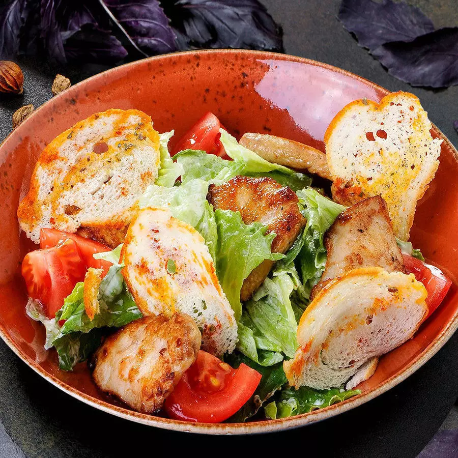 Салат Цезарь с куриной грудкой
