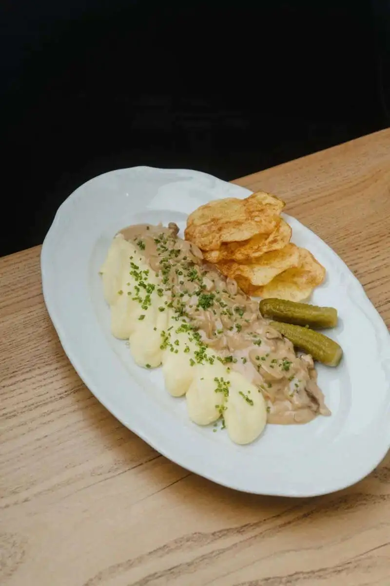 Строганов с картофельным пюре