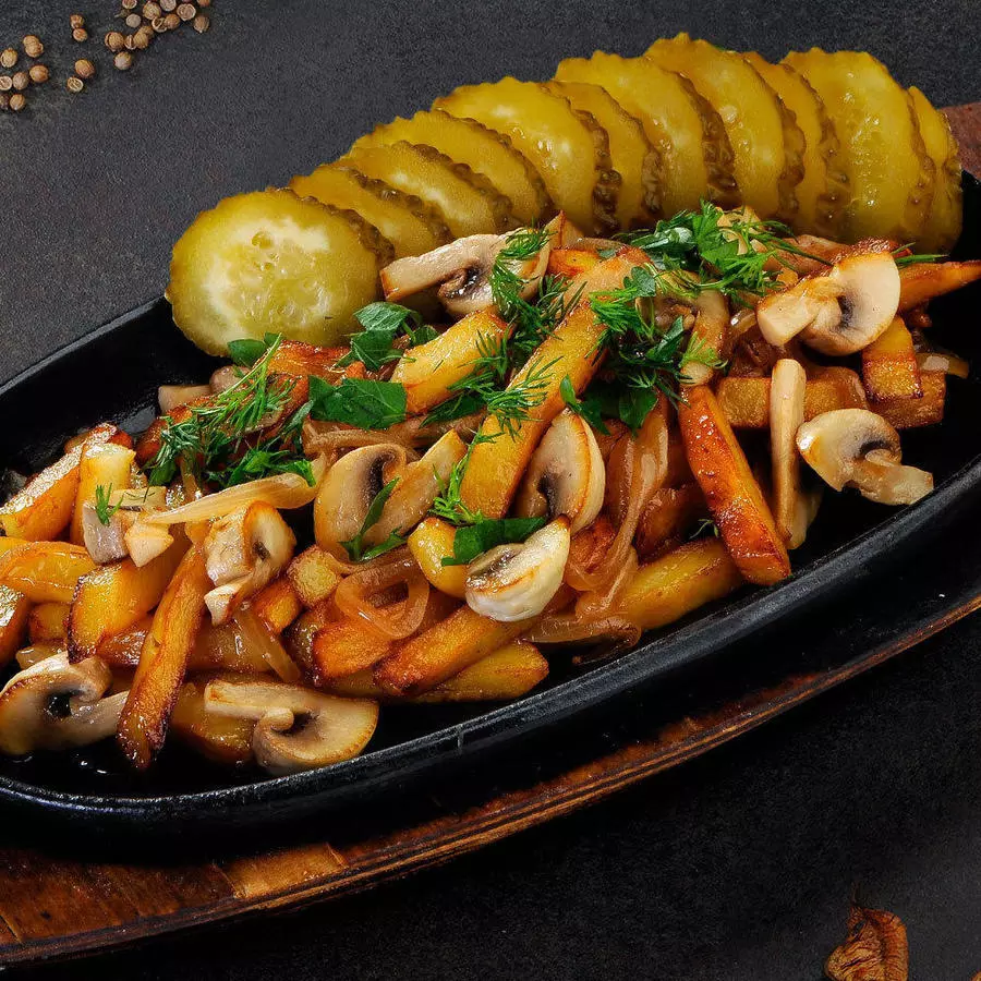 Жареный картофель с курицей и грибами