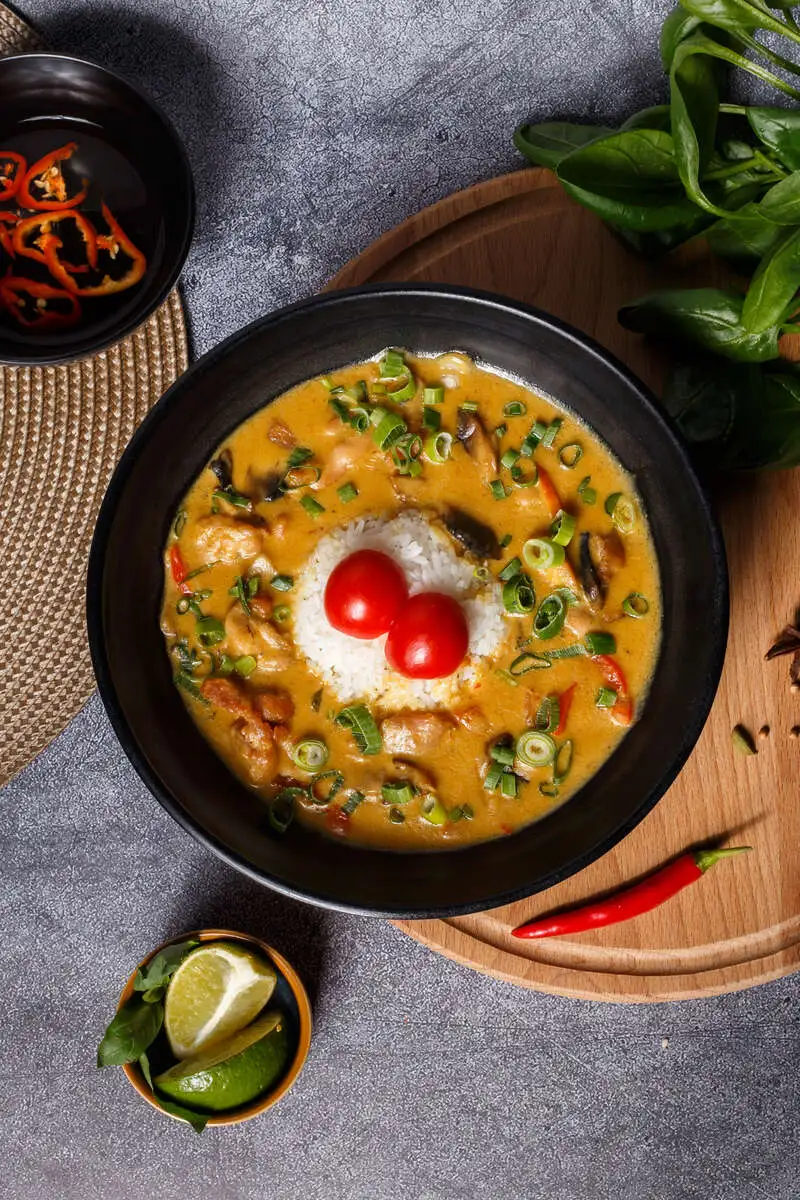 Карри с курицей и грибами