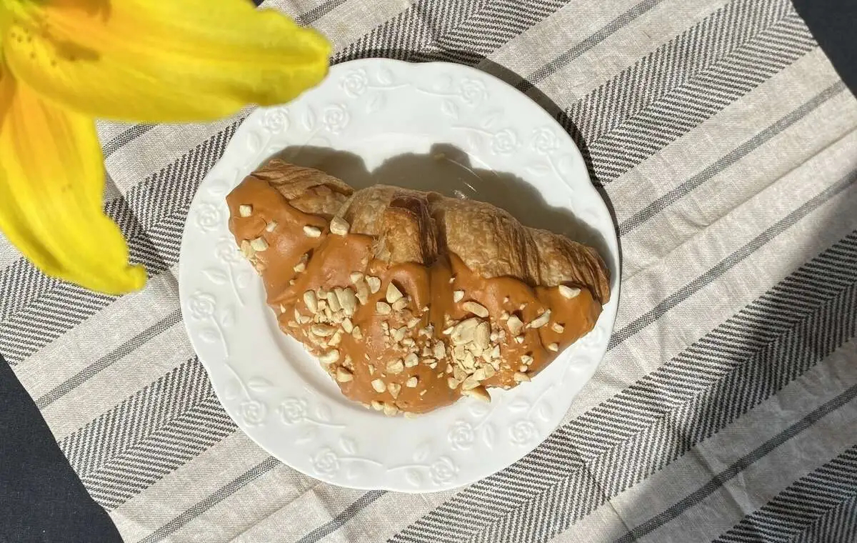 Круассан с соленой карамелью и арахисом