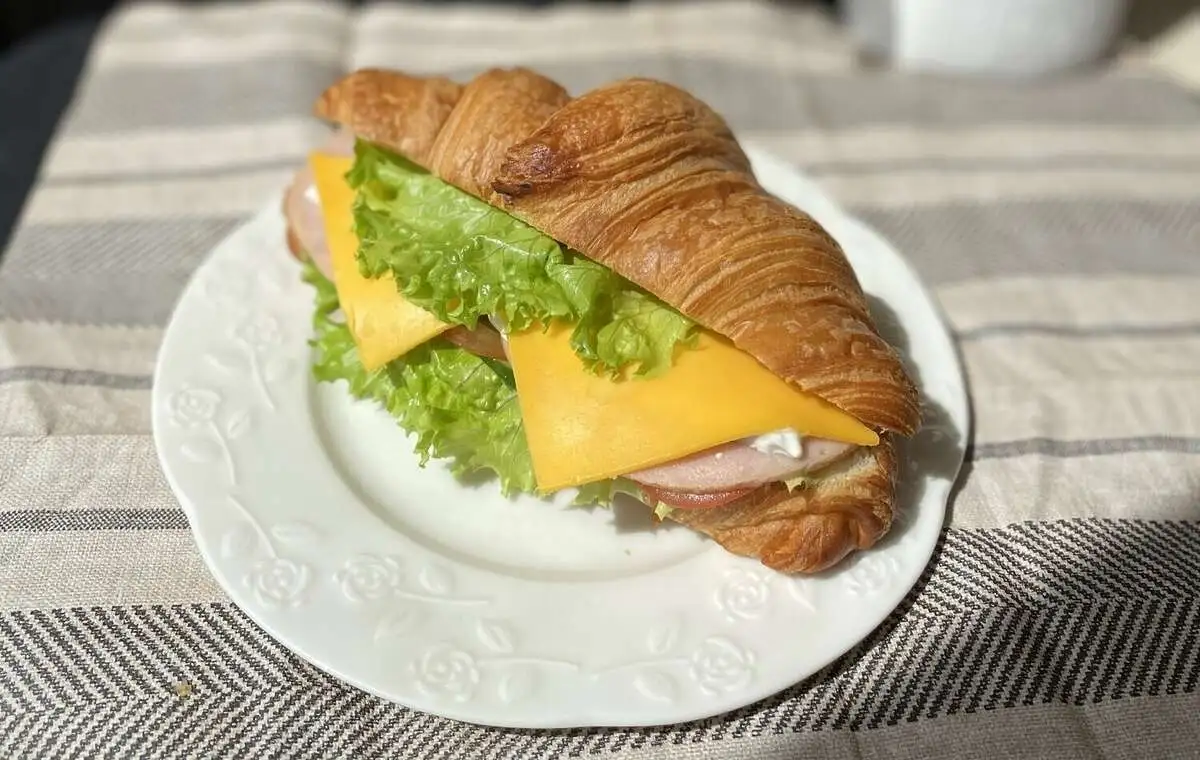 Круассан с ветчиной и сыром